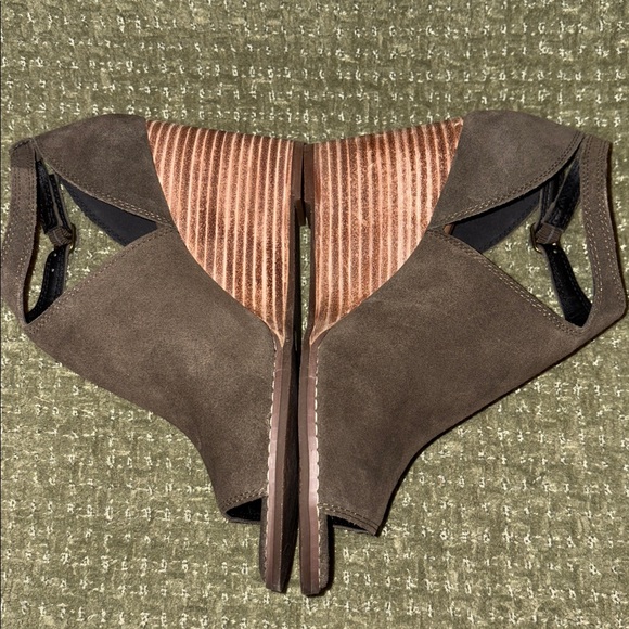 Lucky brand, suede, peekaboo wedge shoes, New store display size 7.5 - Picture 4 of 9
